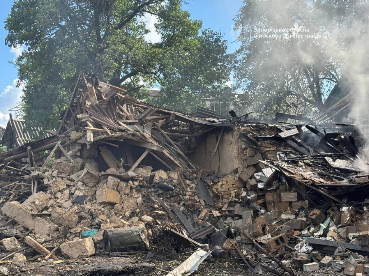 Три КАБи вдарили по Запоріжжю: під завалами шукають людей, є загиблий і поранені (фото, відео)