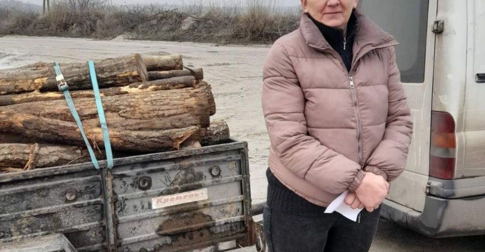 Жителям Запорізької області продовжують видавати дрова для опалення домівок