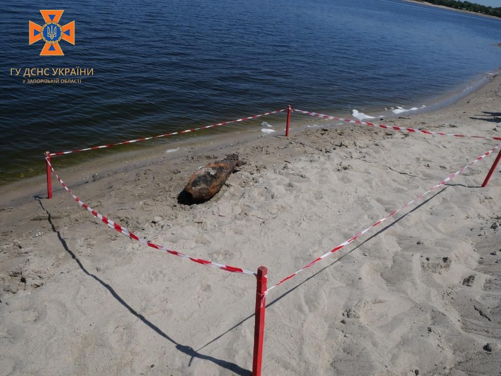 У Запорізькому районі з річки дістали гігантську авіаційну бомбу - фото, відео