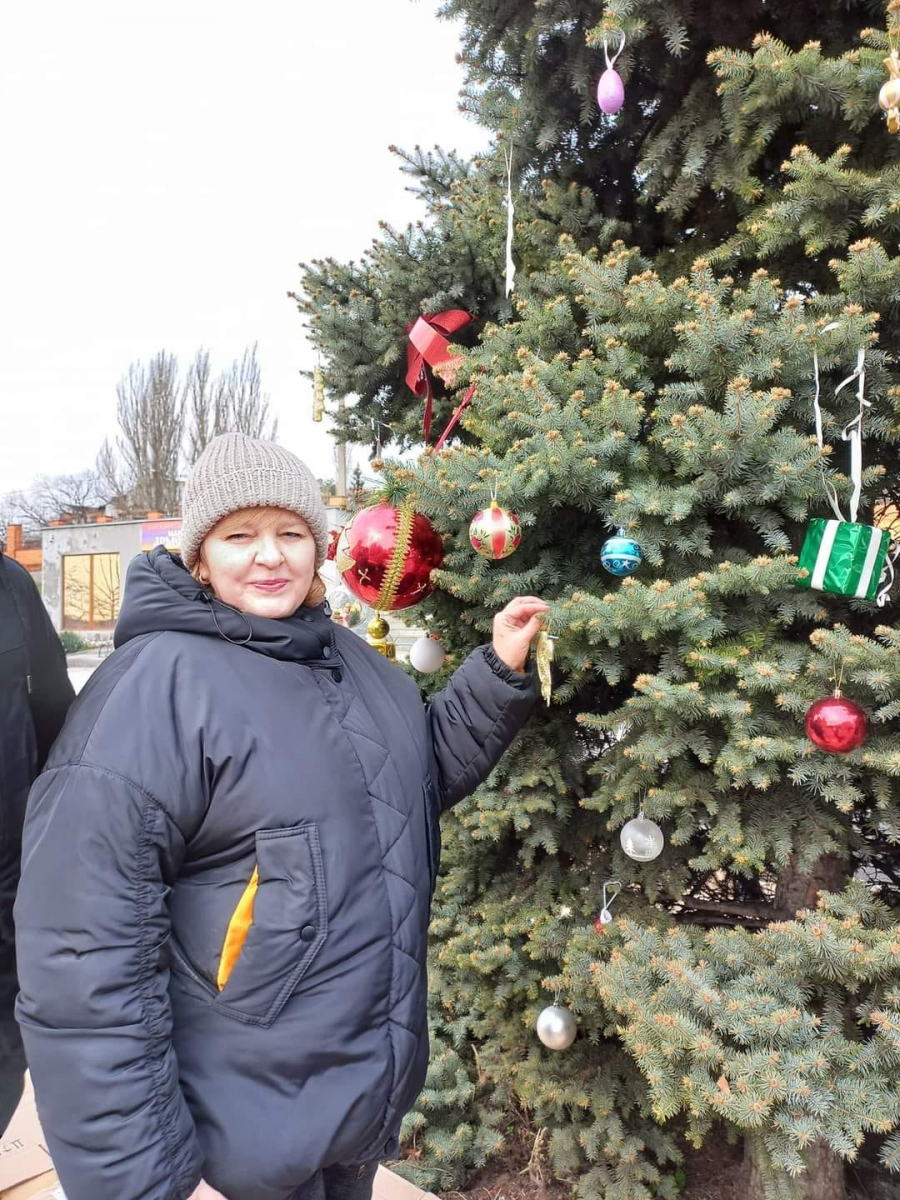 У Запоріжжі прикрасили новорічну інтеркультурну ялинку - фото