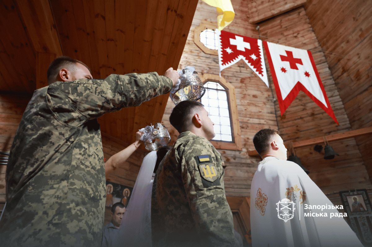 У Запоріжжі на острові Хортиця 1 жовтня пара військових одружилася за давніми козацькими традиціями.