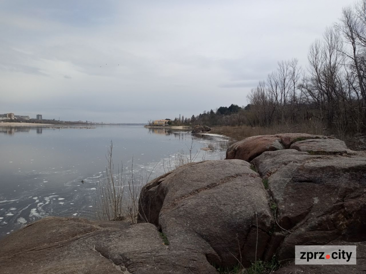 Води стало більше: як виглядає узбережжя Хортиці на початку квітня