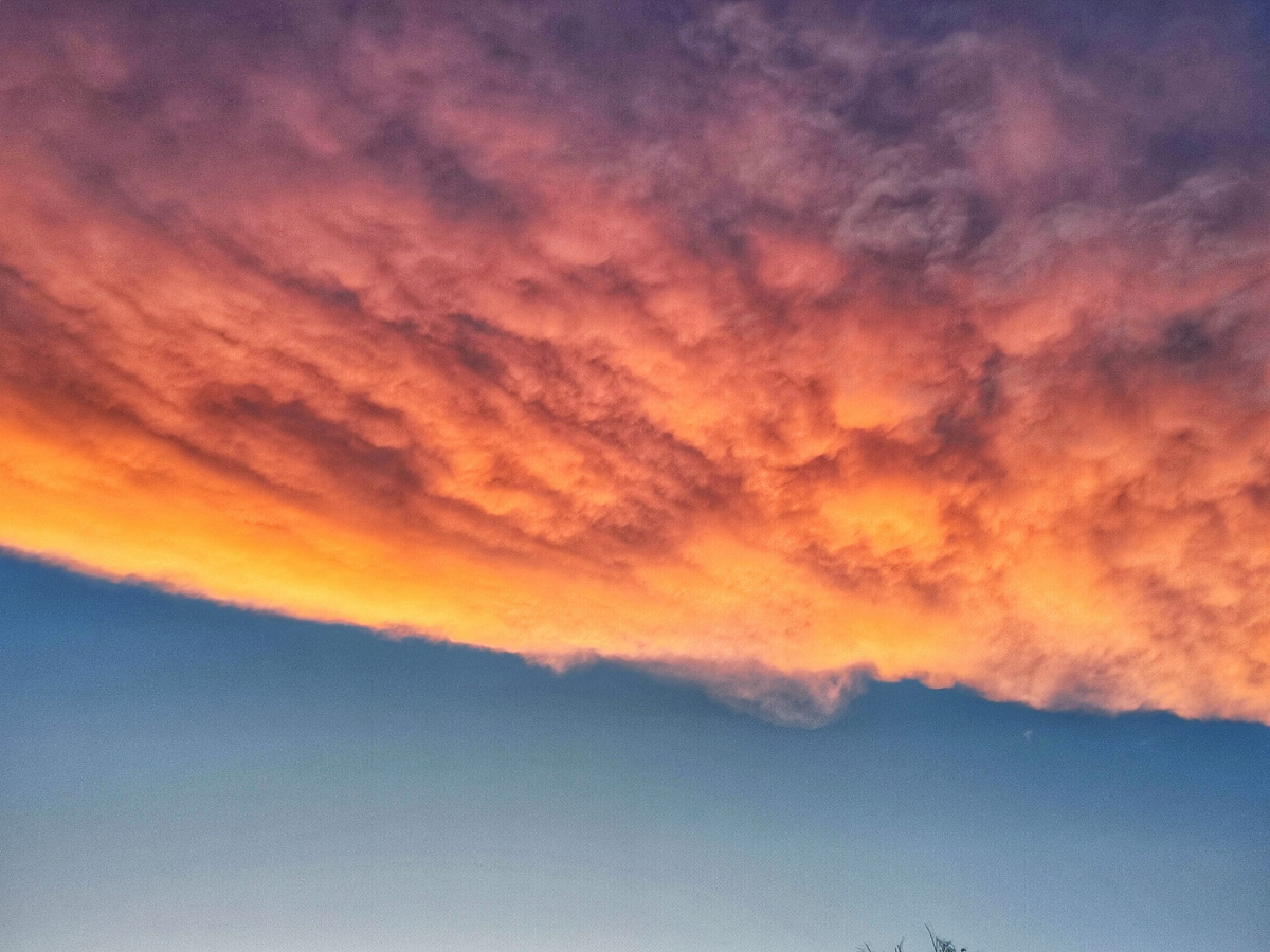 Запорожці поділилися фотографіями незвичайного заходу сонця