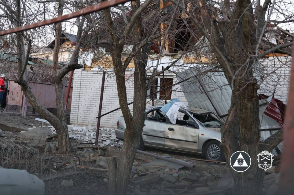 Ворог вдарив КАБами по Запоріжжю і Розумівці: поранені люди, розтрощені домівки та згорілі авто (фото, відео)