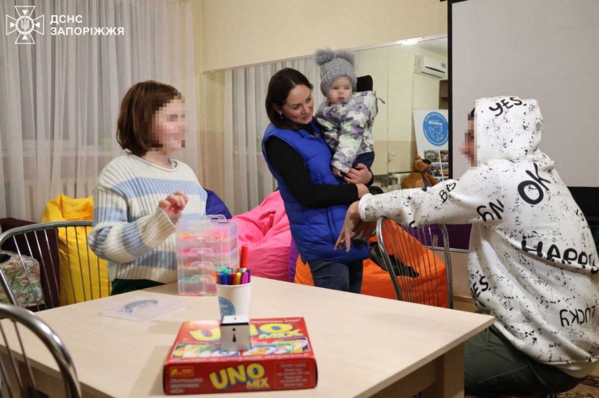 Вивезли з-під обстрілів ціле покоління - до Запоріжжя з прифронтової громади рятувальники евакуювали родину (фото, відео)