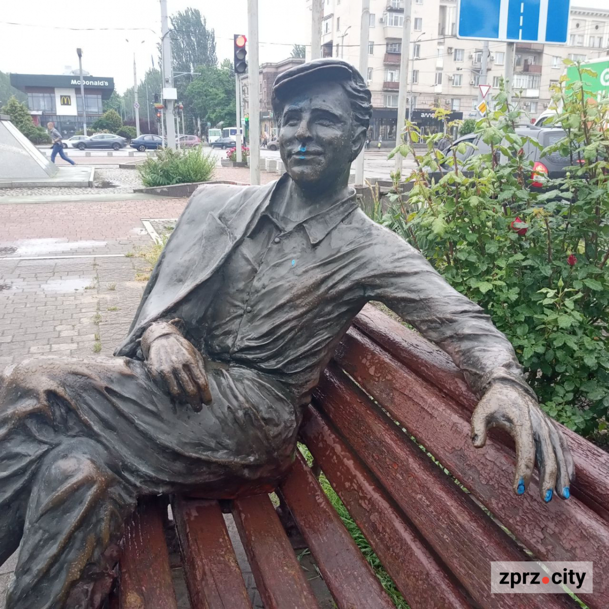 Краса і вандалізм на проспекті Металургів - у Запоріжжі спотворили скульптуру героя популярного фільму (фото)