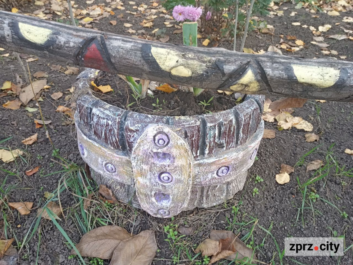 Казковий какаду, метелик і черепаха - запоріжець створив біля зупинки незвичайну зону (фото)