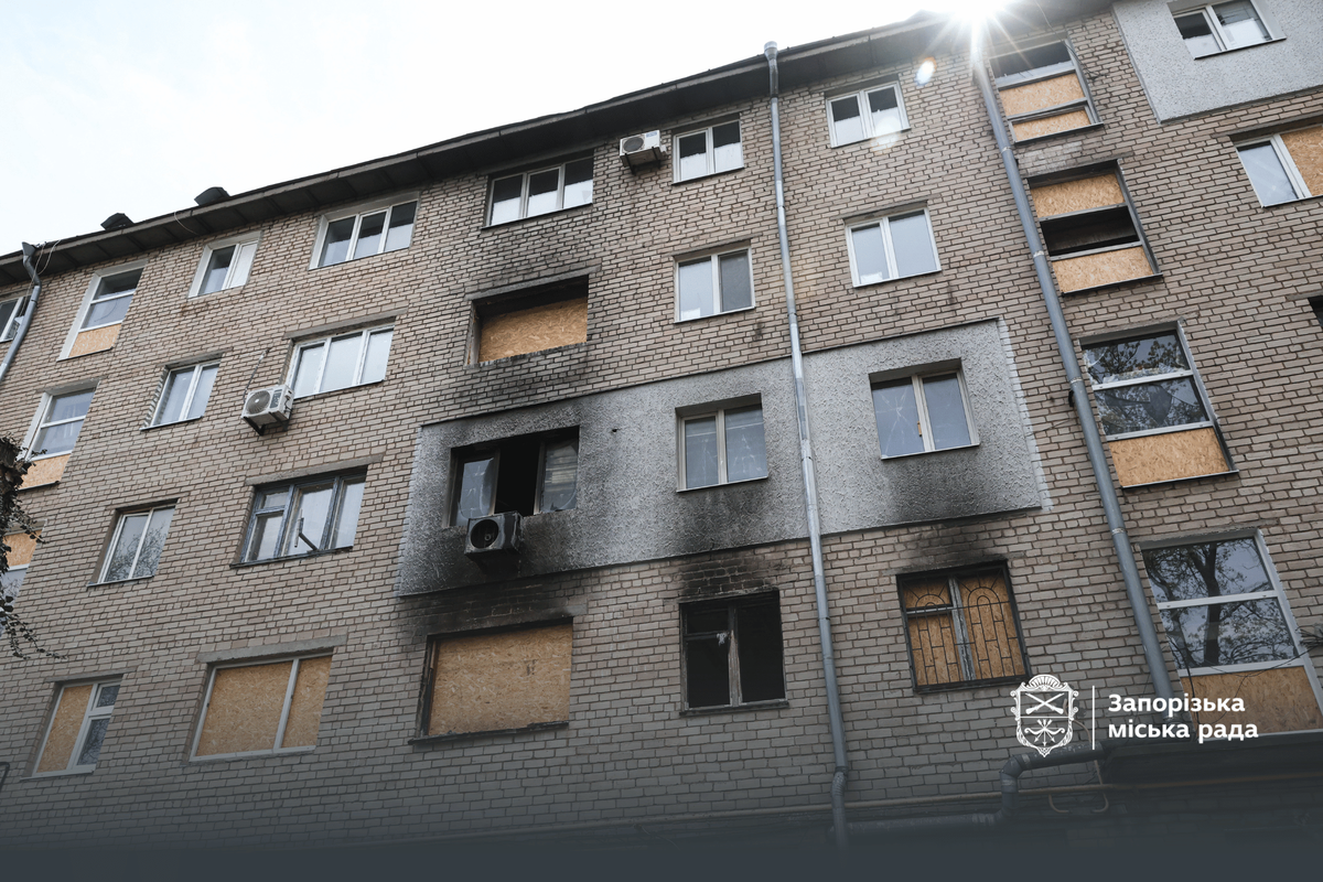 Відновлення зруйнованого: у Запоріжжі розпочали відбудову будинку, який постраждав від російського удару (фото, відео)