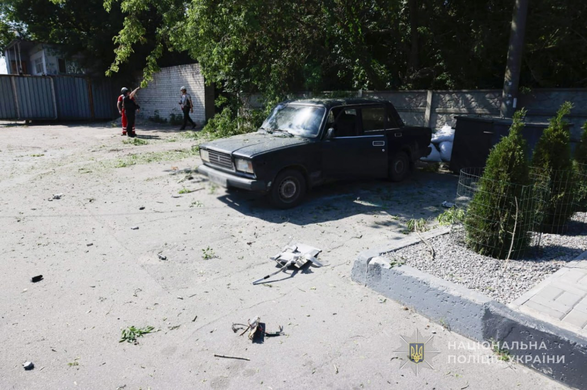  Ворожі удари спричинили масштабні пожежі у Запоріжжі: горіли АЗС, будинки та гаражі, постраждали патрульні (фото)
