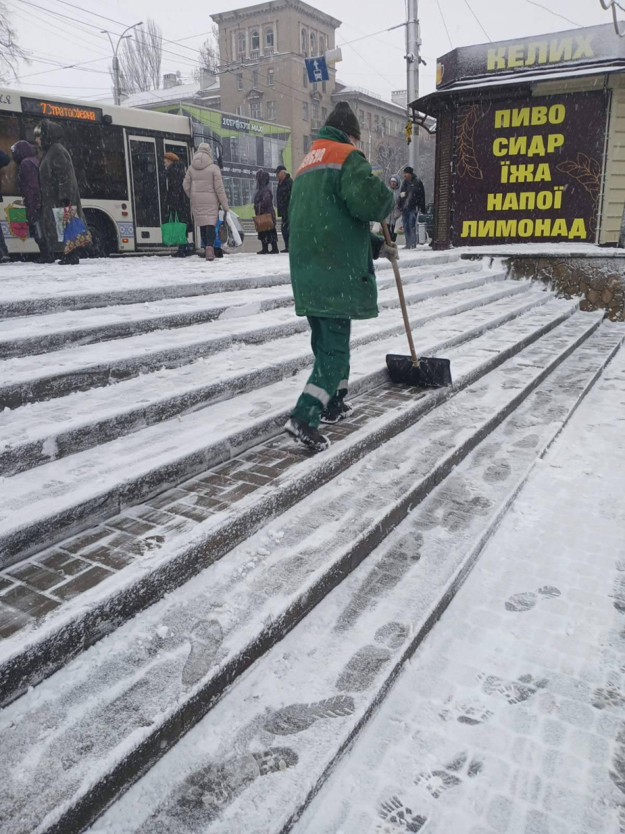 У Запоріжжі сніг додав чимало роботи комунальникам - як вони справляються з негодою (фото, відео)