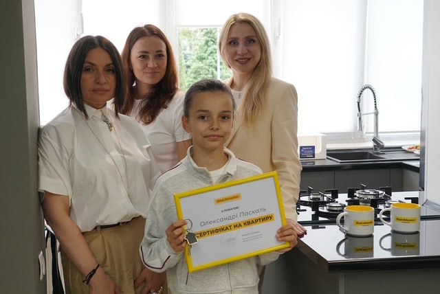 10-річна гімнастка Олександра Паскаль, яка втратила ногу через російський удар, отримала квартиру в Києві від Ріната Ахметова 