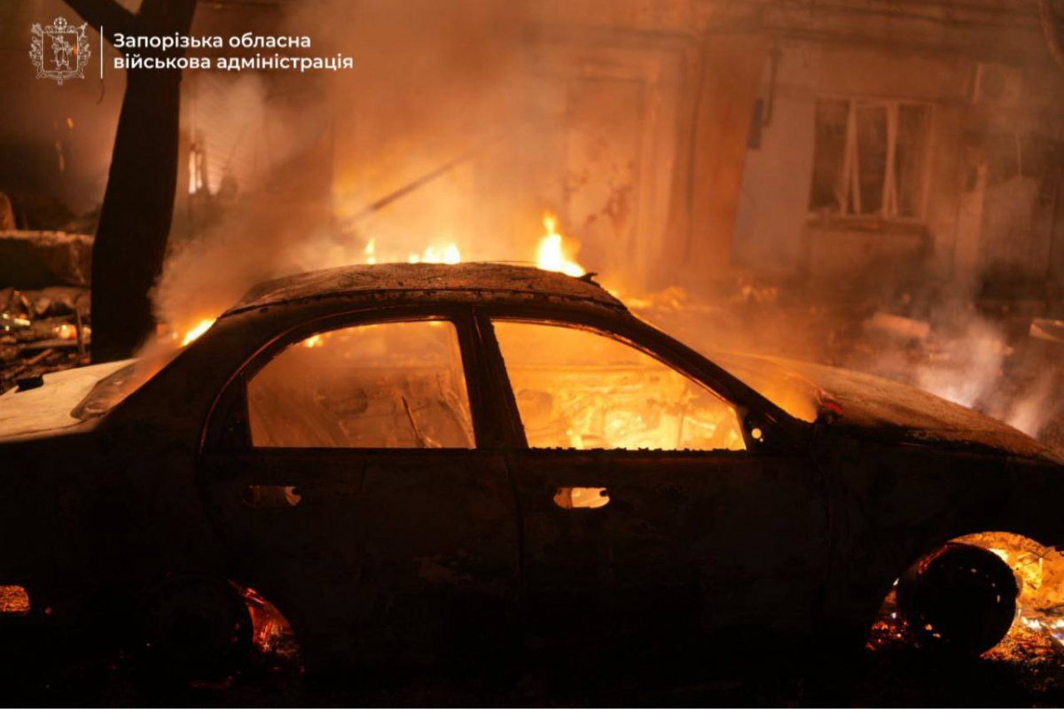 Поранення, руйнування, пожежі: вночі Запоріжжя зазнало масованої атаки ворожих дронів - що відомо про наслідки