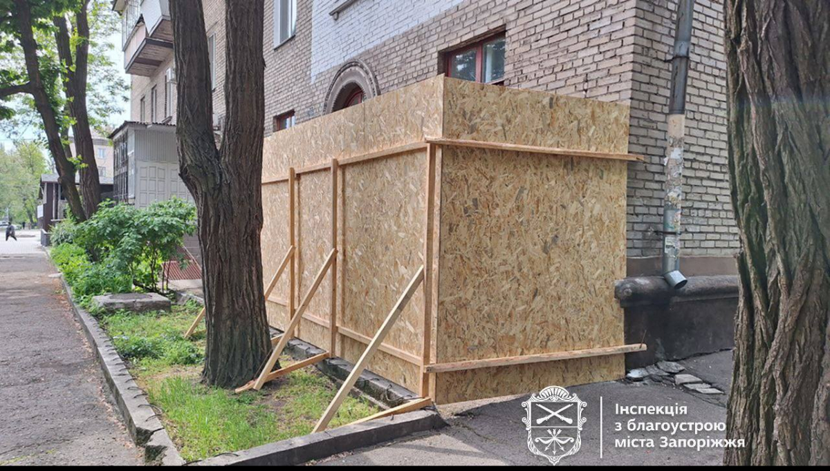 У Запоріжжі прибрали паркан, який перегородив виїзд з дому волонтерці на інвалідному візку