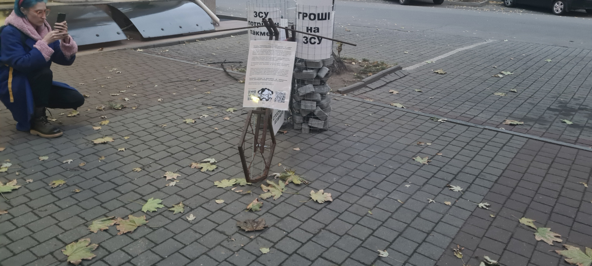 Велосипед, що везе бруківку: в Запоріжжі з'явилася незвичайна інсталяція - фото