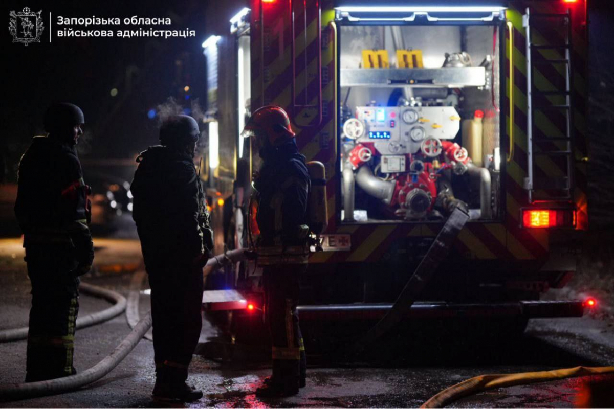 Дрон влучив у багатоповерхівку — росіяни атакували житловий будинок у Запоріжжі (фото, відео)