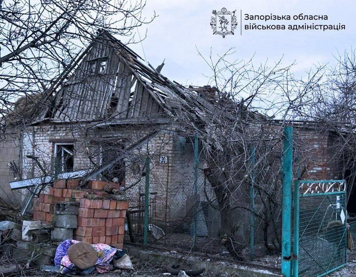 У Запорізькій області ворог завдав удару по зупинці, фото: ЗОВА