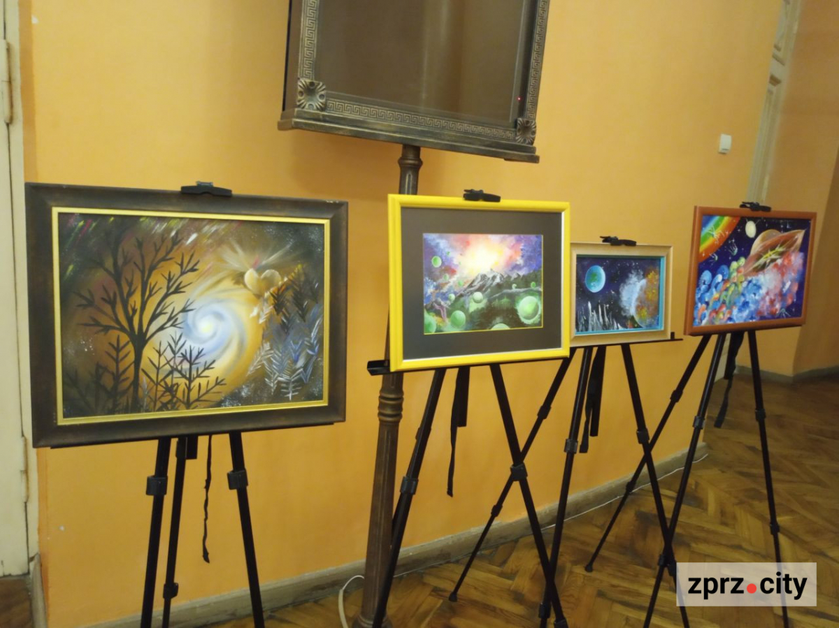 У запорізькому музеї відкрилась виставка юного художника-благодійника з Бердянська (фото)