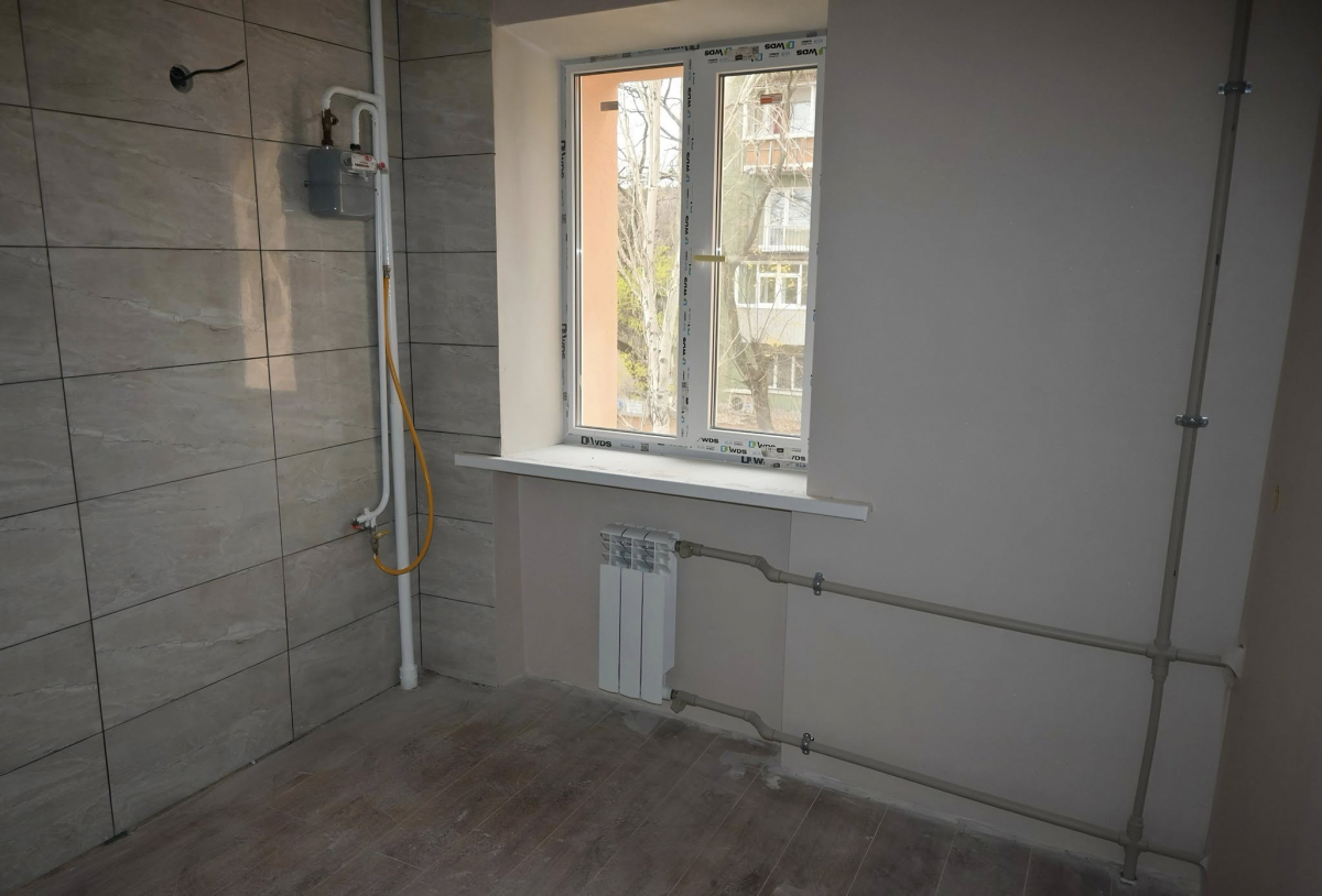 Активно працюють у квартирах та подвір’ї - як просувається відновлення будинку на Скіфській у Запоріжжі (фото)