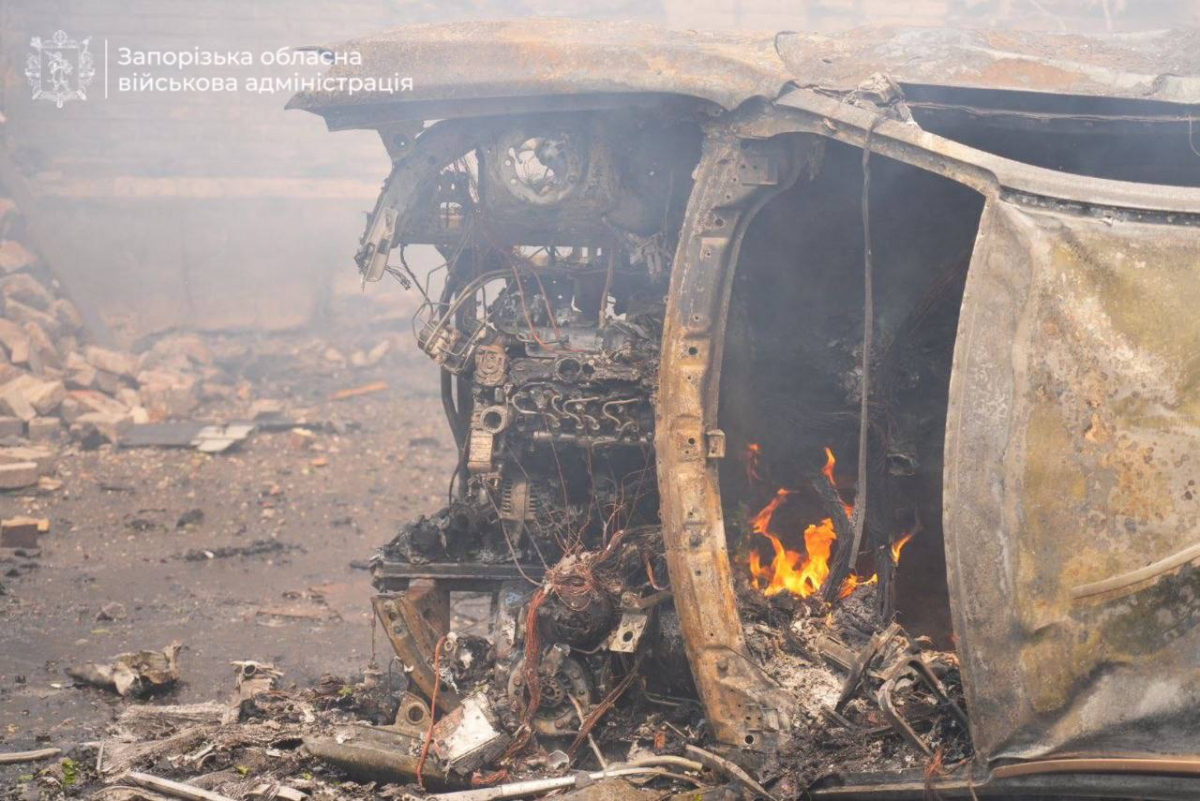 Росіяни вдарили по житловому кварталу Запоріжжя — є поранені (фото, відео)