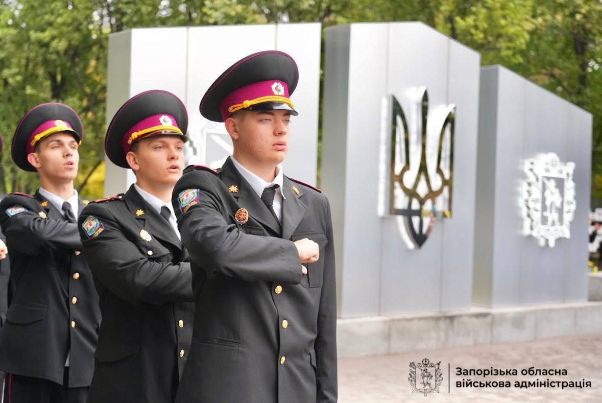 У Запоріжжі вшанували Героїв війни – Алея пам’яті поповнилася новими стендами (фото)
