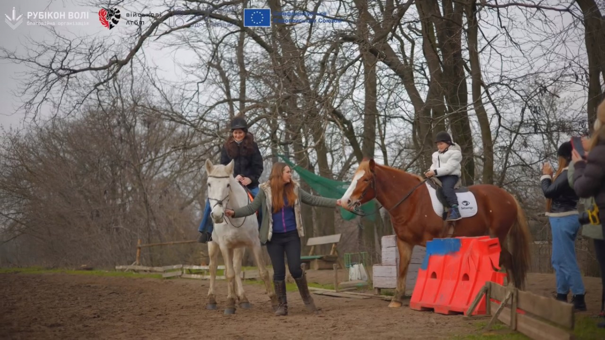 Ветерани на конях: у Запоріжжі благодійники запустили проєкт відновлювальних занять з іпотерапії (відео)