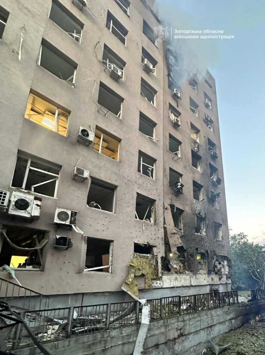 Ранкова атака по Запоріжжю: російські дрони влучили в медзаклад і пошкодили «швидкі» (фото, відео)