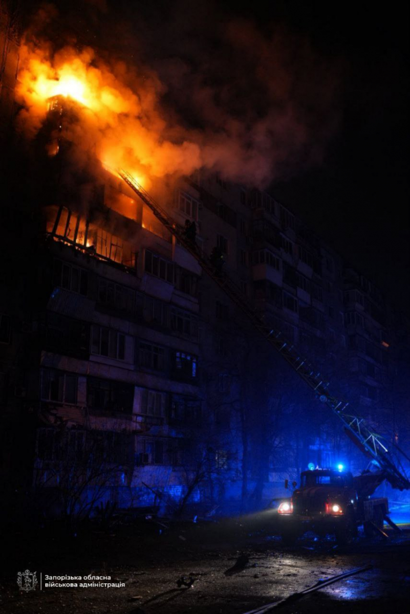 Дрон влучив у багатоповерхівку — росіяни атакували житловий будинок у Запоріжжі (фото, відео)