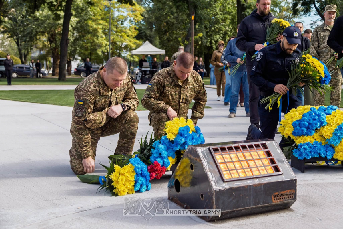 У Запоріжжі на «Дереві пам’яті» з'явилися нові дзвіночки з іменами 25 Героїв (фото)