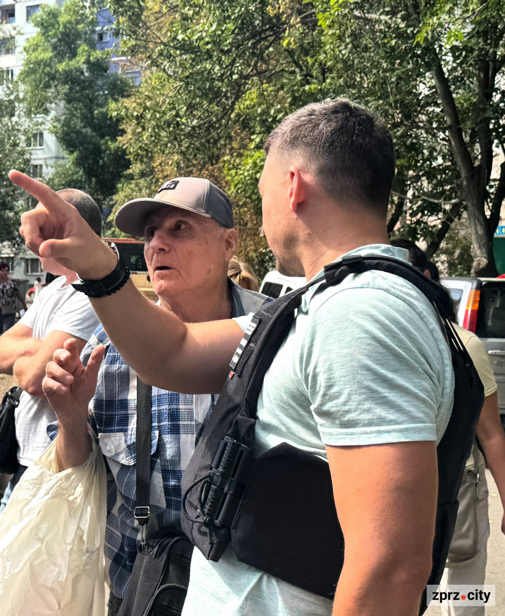 Повторний удар по Запоріжжю: поранено чоловіка, горить автостоянка (фото)