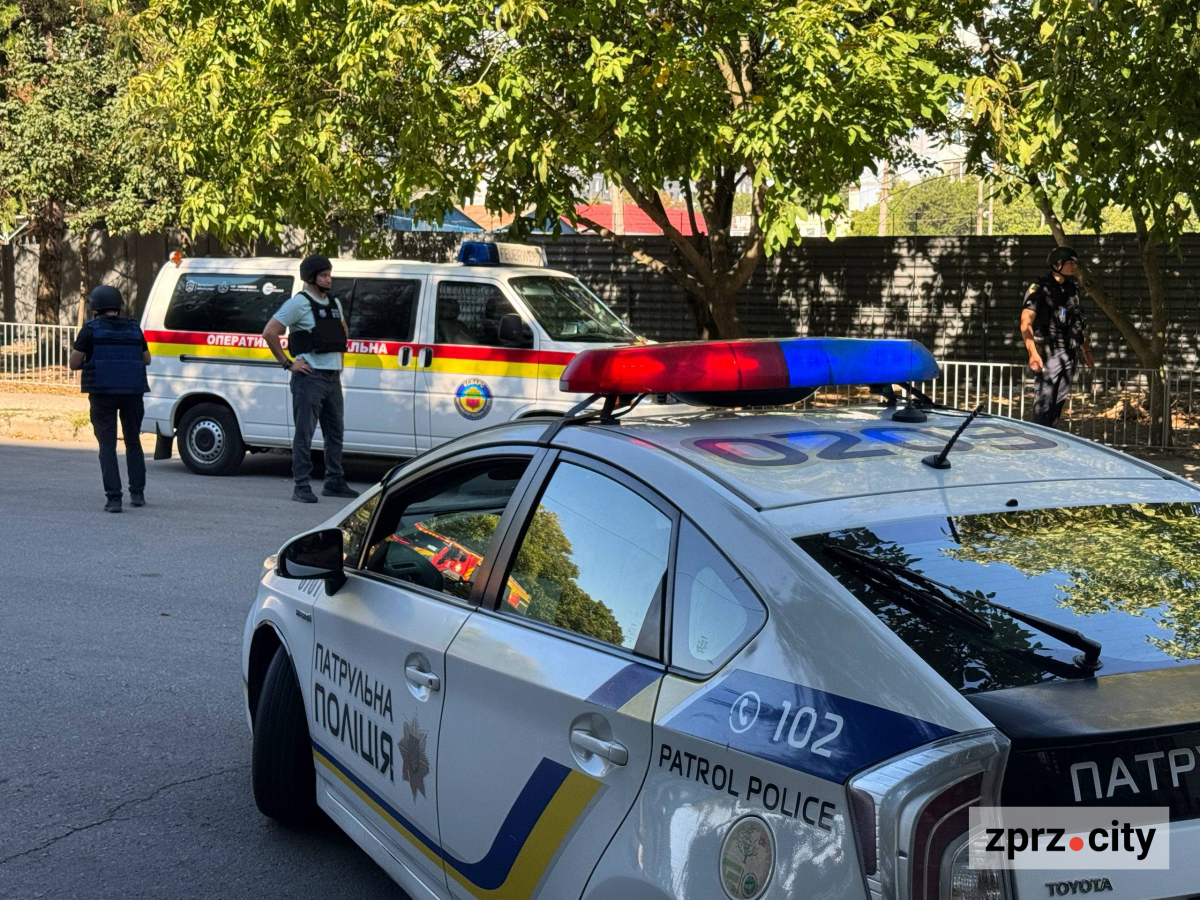 Повторний удар по Запоріжжю: поранено чоловіка, горить автостоянка (фото)