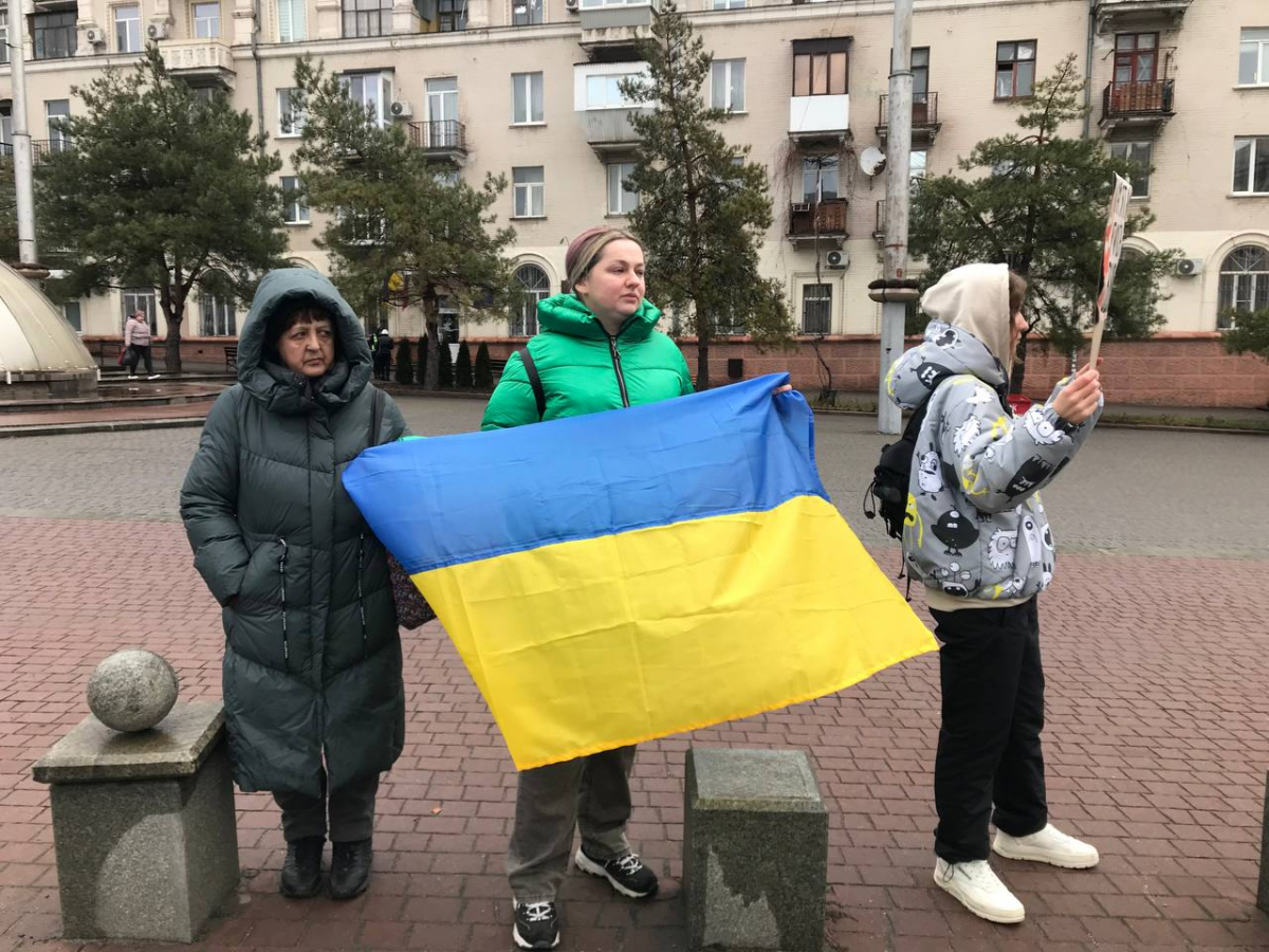 “Нас не зупинять ні сніг, ні дощ” - у Запоріжжі рідні військовополонених вимагали повернути героїв додому