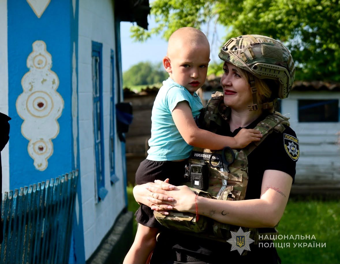 Наймолодшому - три  роки: з небезпечних сіл Запорізького району евакуювали вісьмох людей (фото, відео)