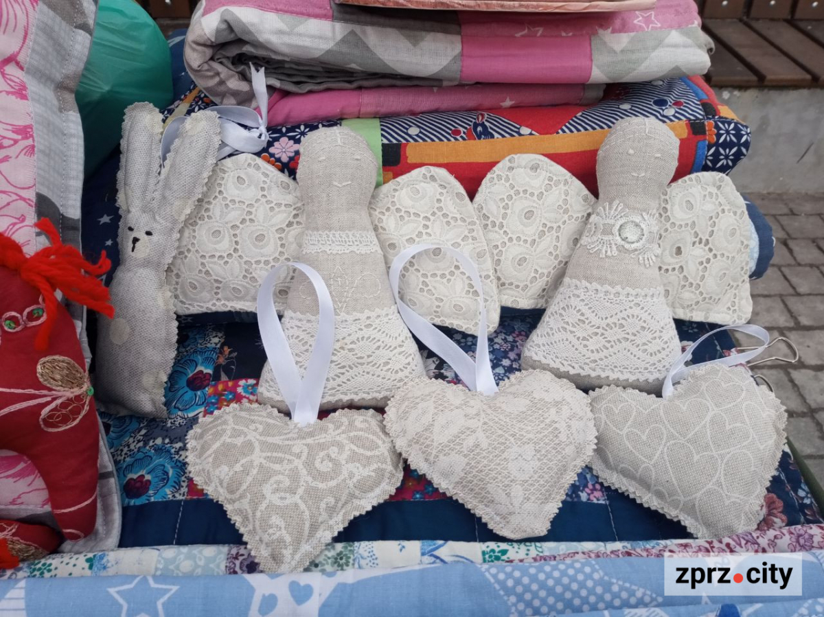 Майдан Митців у Запоріжжі: як вернісаж біля фонтану виглядає на початку весни (фото)