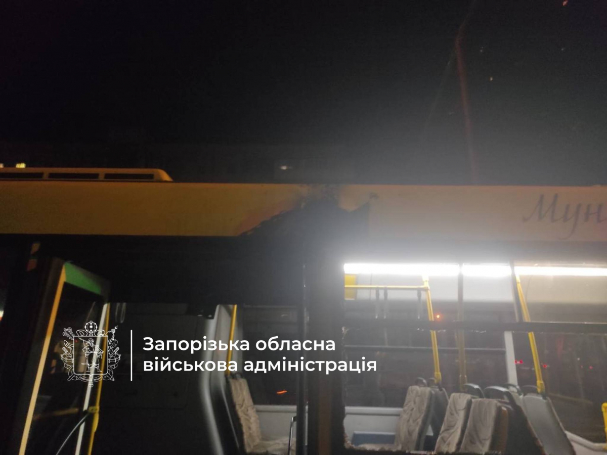 Обстріл автобуса, складу та рятувальників: на Запоріжжі внаслідок атак загинула людина, є поранені (фото)