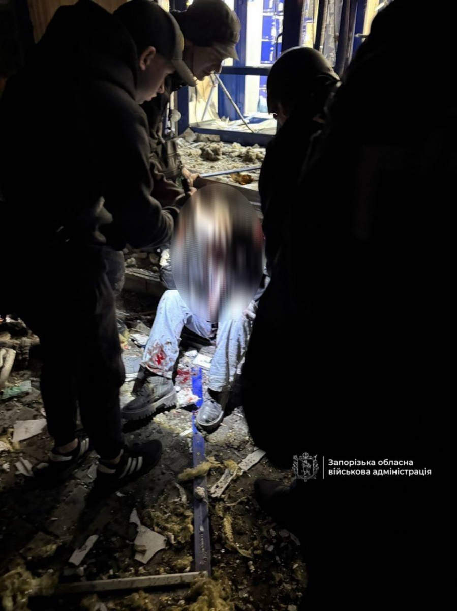 Скерували дрон у багатоповерхівку - в Запоріжжі ворожий безпілотник поцілив по супермаркету, є поранені (фото, відео)