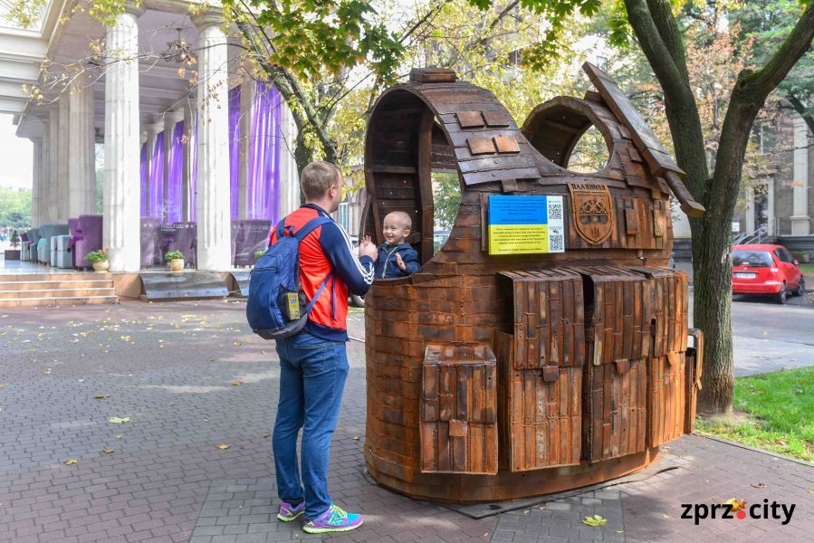 У центрі Запоріжжя з'явився воєнний артоб'єкт-фотозона - фото