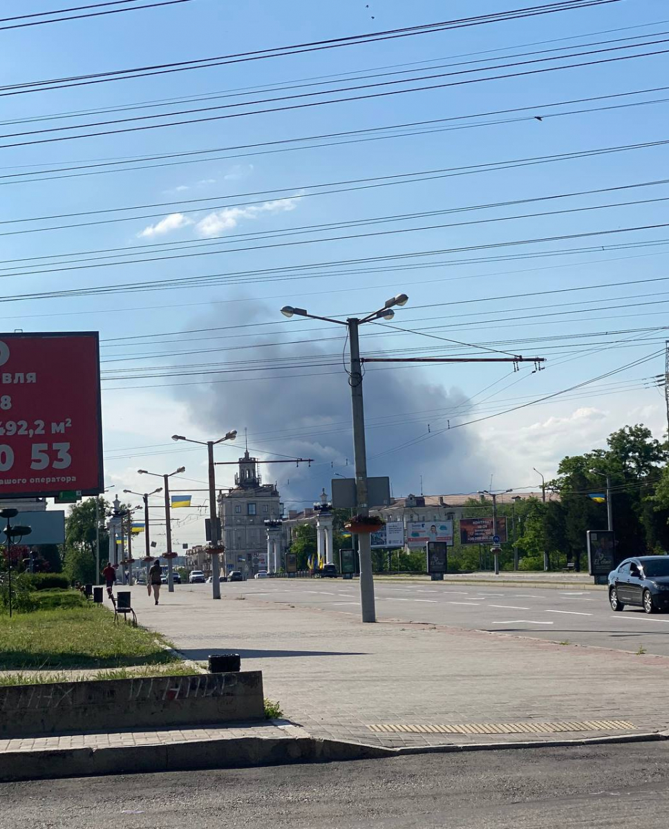 Ранковий обстріл росіян по Запоріжжю спричинив масштабну пожежу на об'єкті інфраструктури (фото)