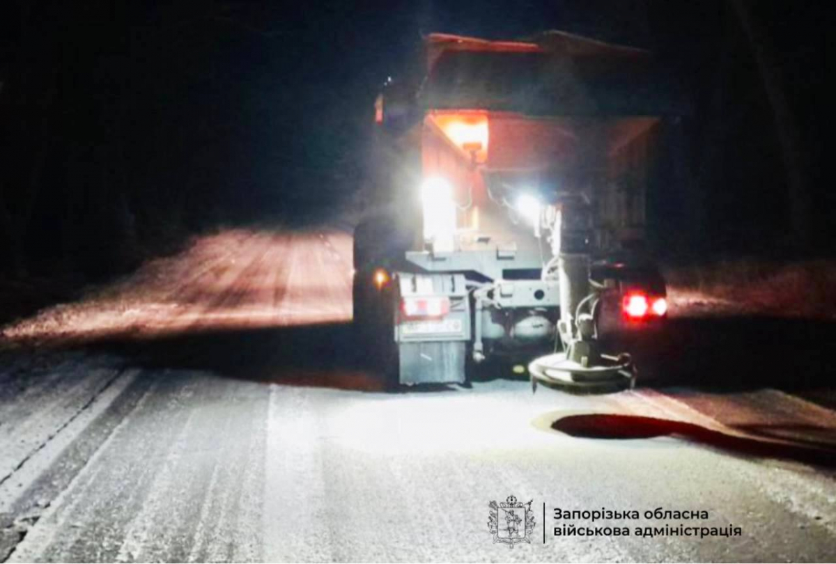 Запорізьку область засипало снігом: комунальники борються з негодою (фото, відео)