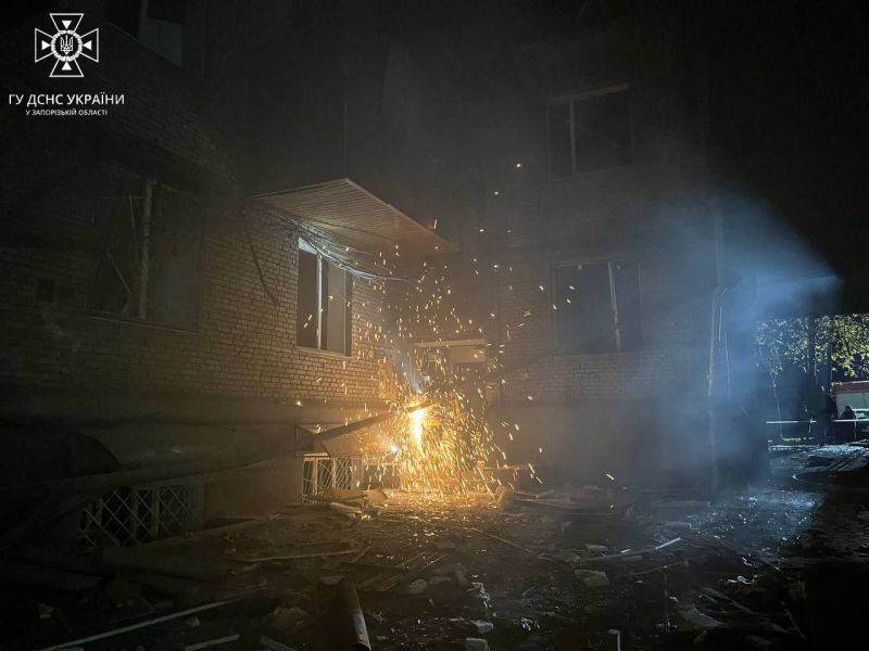 Як рятують людей у домі, зруйнованому ракетою сьогодні вночі - фото
