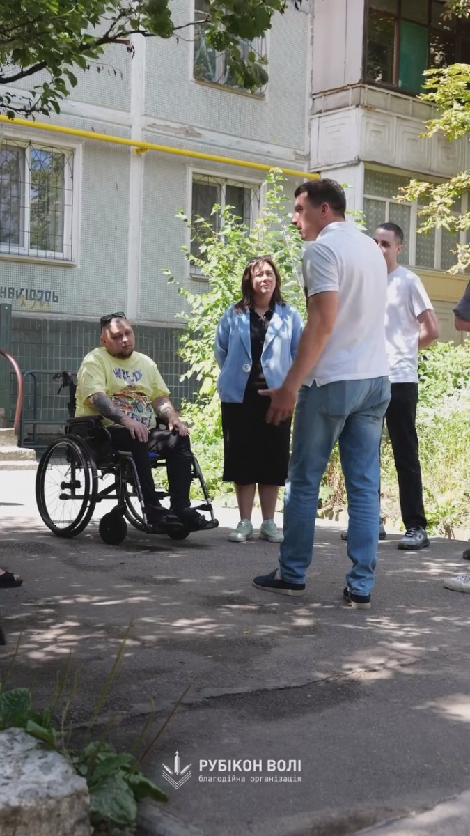 З дому на вулицю без перешкод: у Запоріжжі благодійники встановили одразу два підйомника для ветерана (фото, відео)