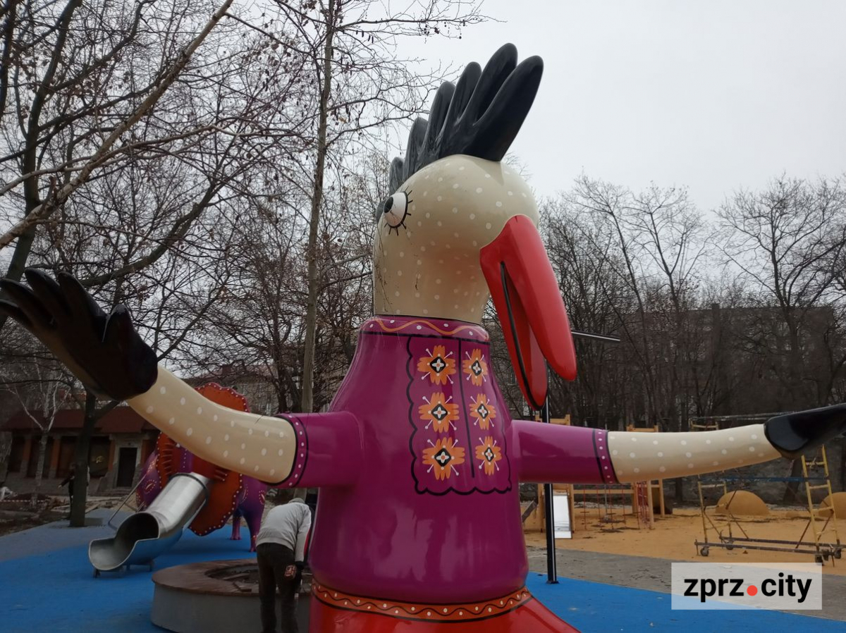 В одному із запорізьких скверів відкриють майданчик з фігурами фантастичних звірів - фоторепортаж