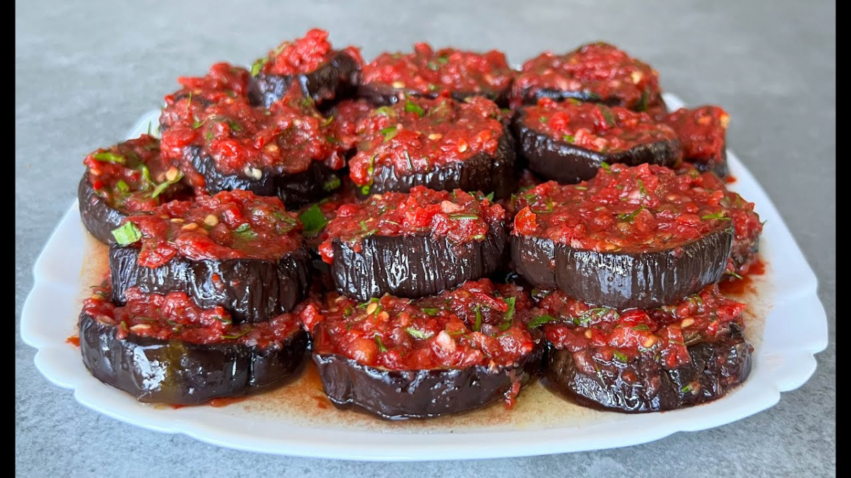 Пікантна закуска нашвидкуруч: як приготувати баклажани у томатному гострому соусі (відео)
