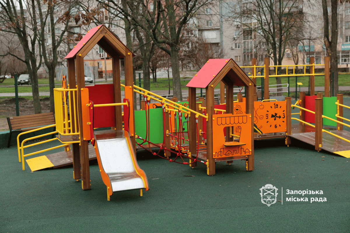 Був аварійним, а став інклюзивним - в парку у Запоріжжі відкрили інклюзивні дитячі та спортивні майданчики (фото)