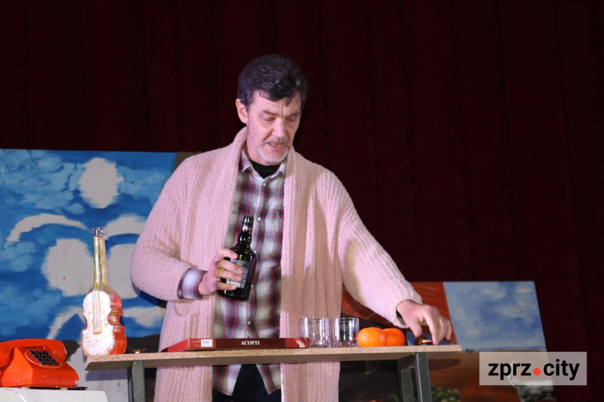 Запорізький театр показав прем'єру комедії про паризьке життя - фото