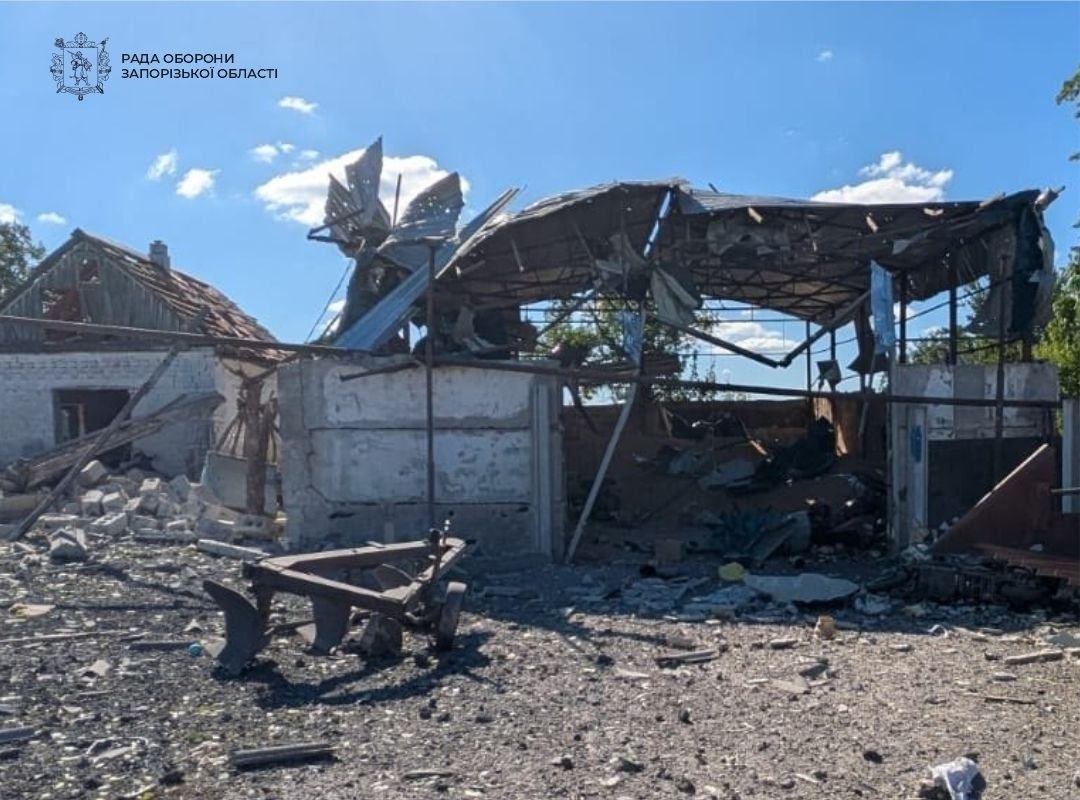 Вільнянську ворожий удар зруйнував частину приватного будинку, а в Запоріжжі FPV-дрон поранив жінку й чоловіка