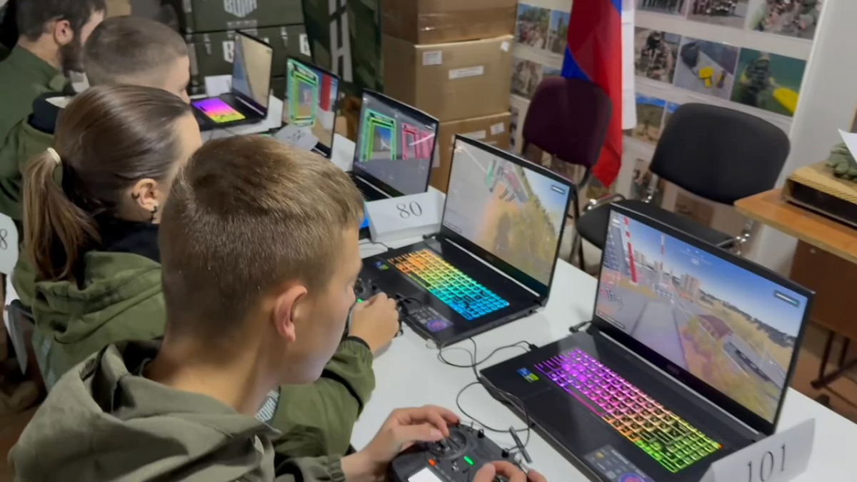 На Запоріжжі окупанти навчають підлітків керувати FPV-дронами під прикриттям «патріотичного виховання»