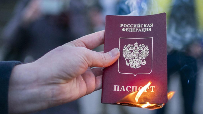 Немає паспорта – немає роботи: на окупованій частині Запоріжжя українцям не дають працювати