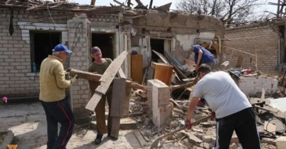 Розбирати завали зруйнованих росіянами будинків у Запоріжжі допомагають добровольці