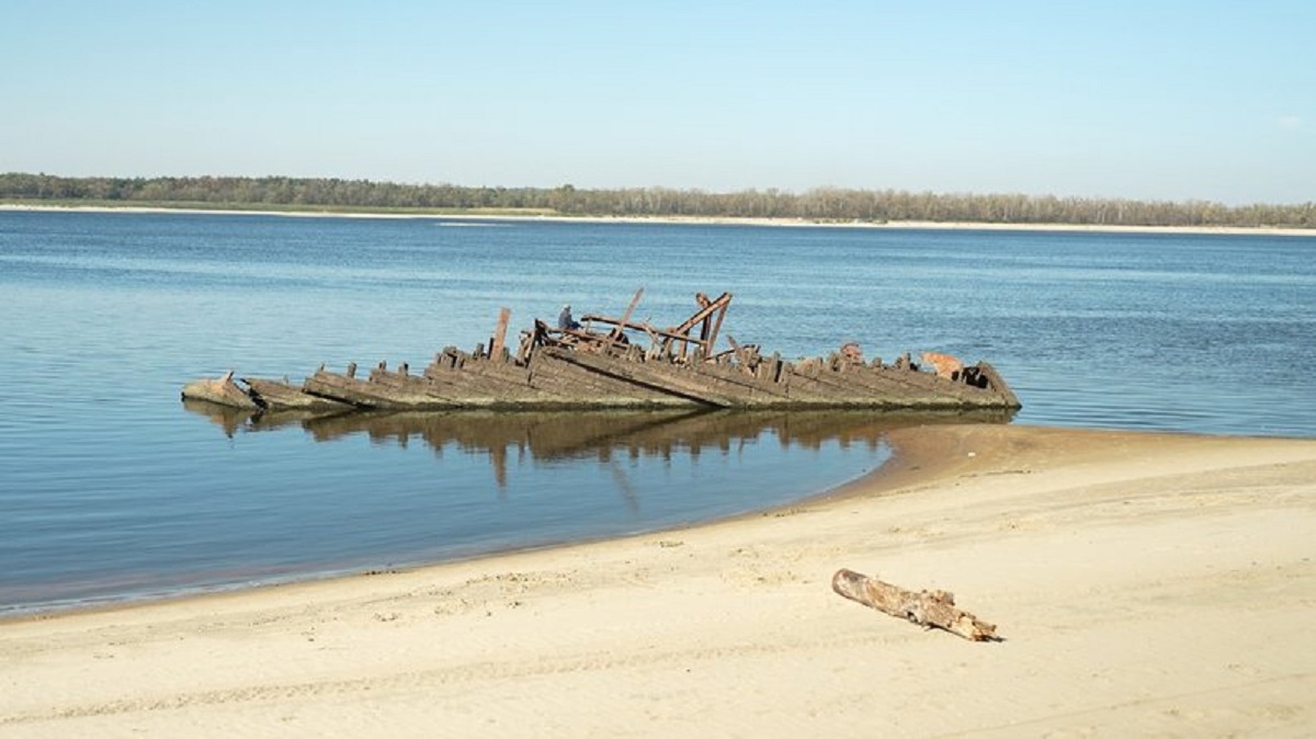 Понад 100 років пролежало під водою - у Запоріжжі знайшли старовинне судно на узбережжі Дніпра