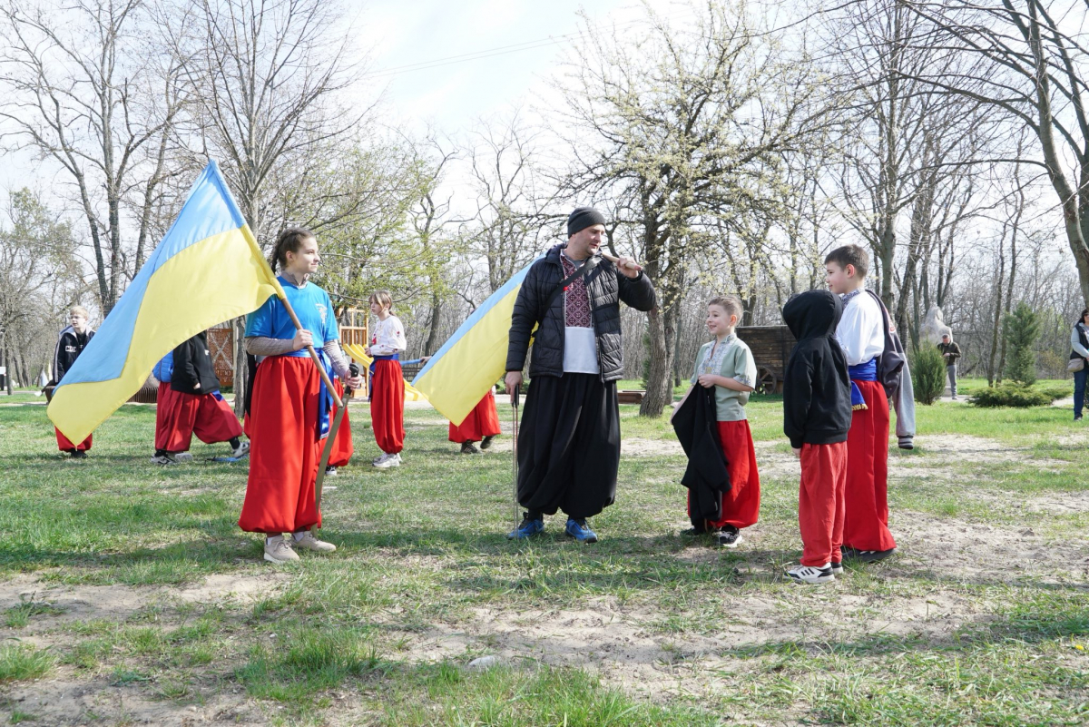 На Великдень спасівці показали на Хортиці видовищні козацькі бойові мистецтва - фото